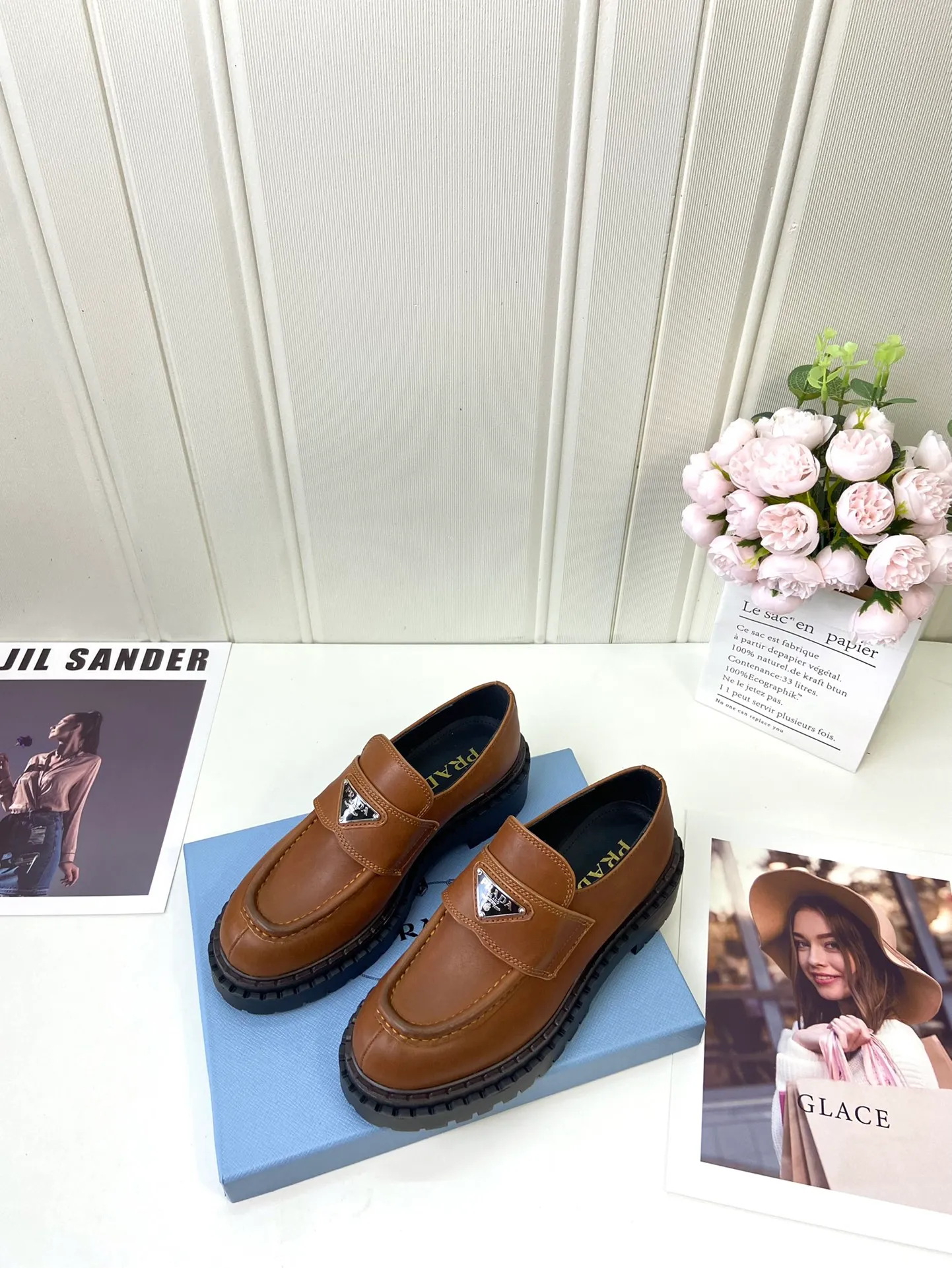 👟👟Ex-factory price 520👟👟 🔥🔥✨Prada* 2024WA new autumn and winter thick-soled loafers👟 These leather loafers use thick soles, craftsmanship details and contemporary elements add vitality, interpreting classics in a new fashion language. Enamel-coated triangular metal logo with a height of 55 mm makes its debut 🌟 Recommended by major bloggers on Xiaohongshu, developed 1-1 to highlight classic charm. Cowhide lining TPU outsole ➕ genuine leather edge bar Code number: 35 to 41 (40-41 customized, non-refundable)